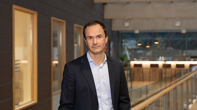 Bilde av ein alvorleg Tore Bell som er avdelingsdirekt&oslash;r i Lotteritilsynet. Han er kledd i svart balser og lysebl&aring; skjorte.